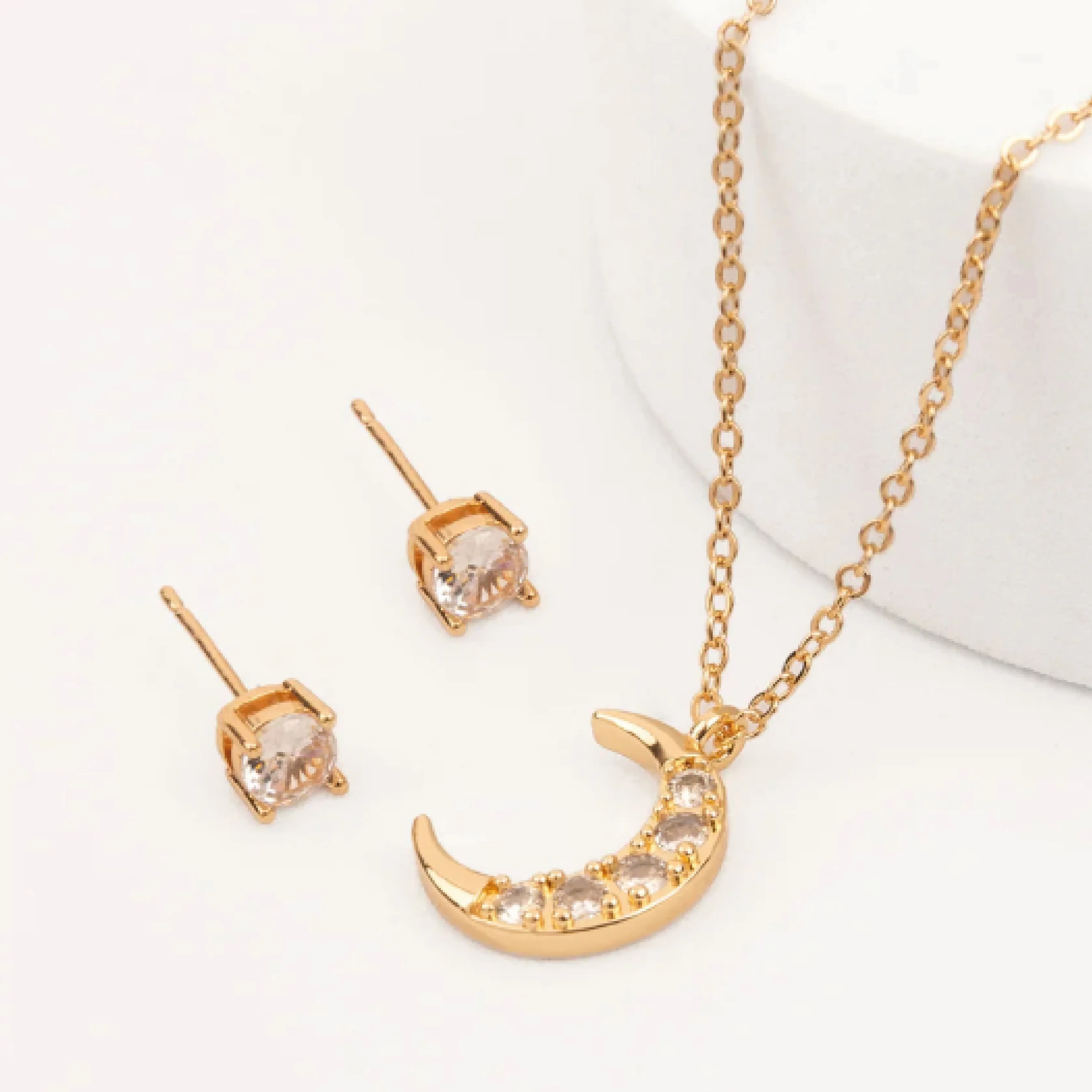 Collar Dije Luna Dorada con Pedrería